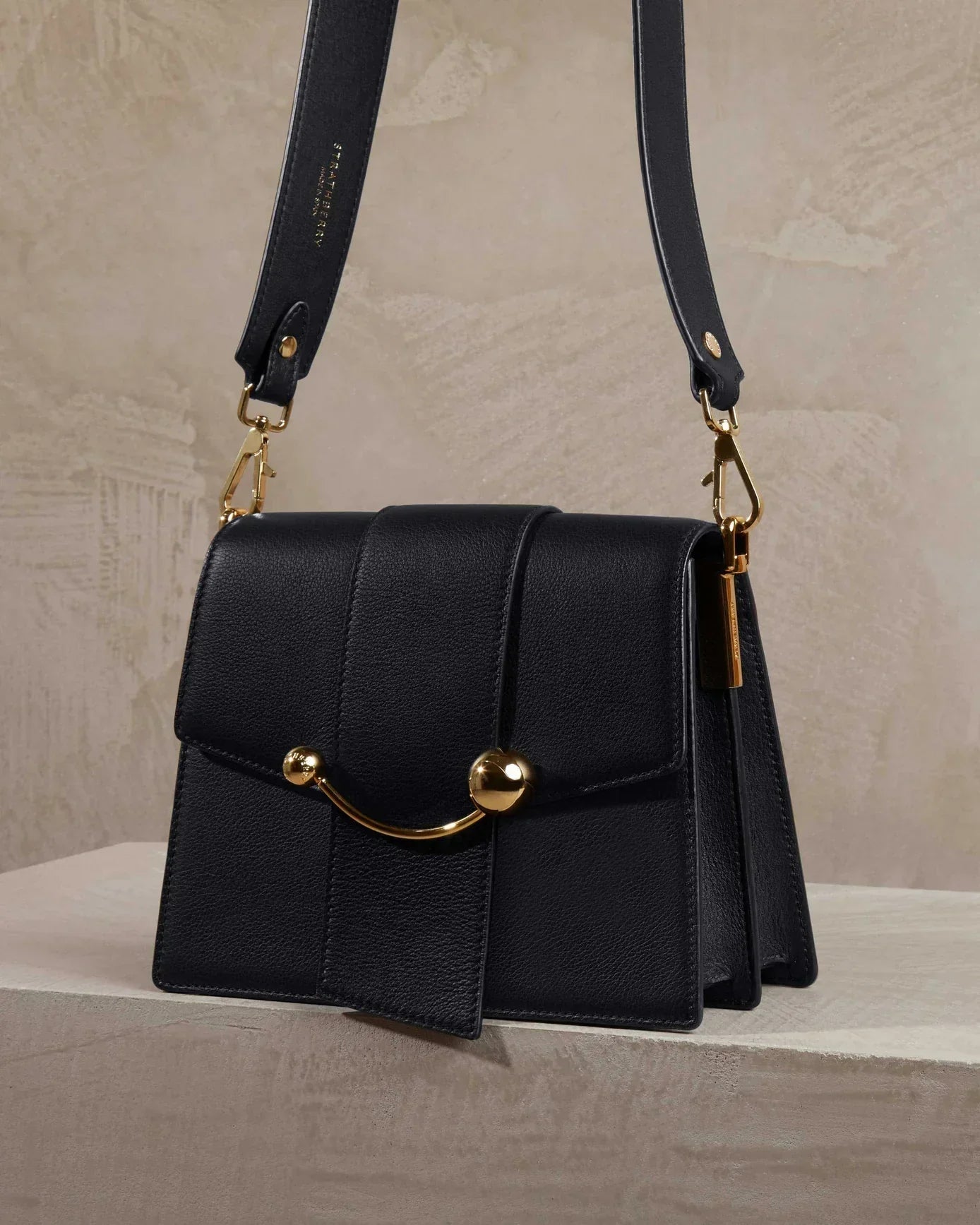 gid://shopify/MediaImage/24579382804574